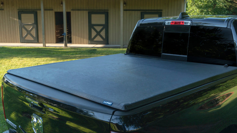 Lund 07-13 Chevy Silverado 1500 (5.5ft. Bed) Genesis Tri-Fold Tonneau Cover - Black